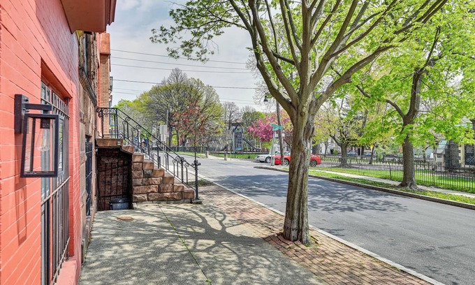 Albany Apartment | Prime Downtown Albany Apartment: Walkable & Family-Friendly!