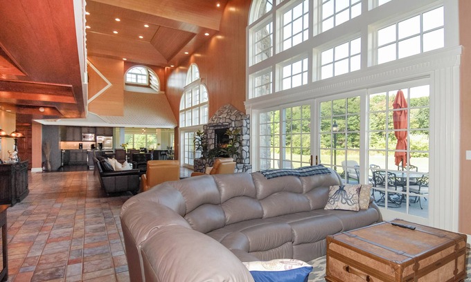 Wells House | Private Getaway Walk to Drakes Island Beach with Gym & Kitchen