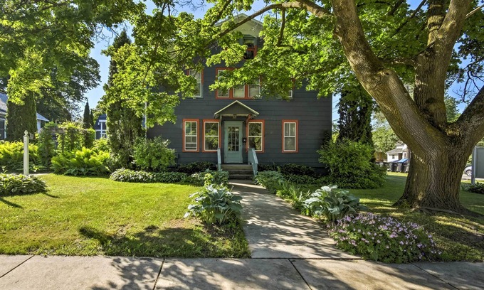 Sturgeon Bay Apartment | Pet-Friendly Sturgeon Bay Retreat Near Downtown & Parks