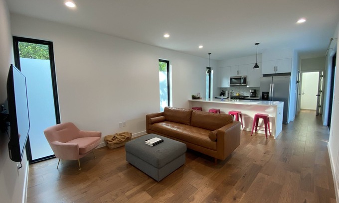 East Cesar Chavez House | Experience East Austin with Free Kayak Rentals & Dining