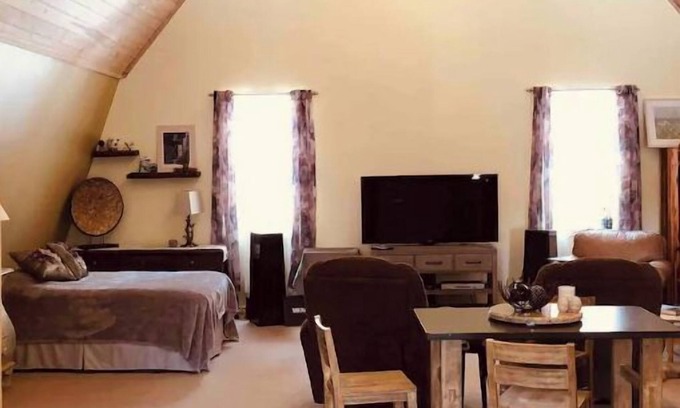 Williamsburg House | Experience Elk Rapids Charm: Steps from Traverse & Charlevoix