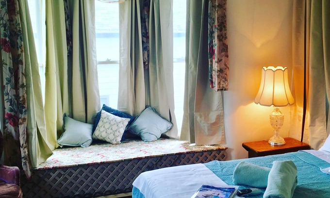 Downtown Niagara Falls Bed & Breakfast | Convenient Bay Window Room - Steps to Local Attractions