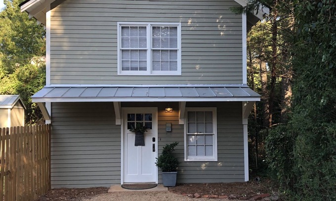 Athens House | Ideal Location at 5 Points Carriage House with Kitchen & Breakfast