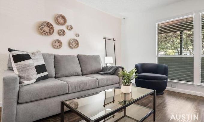 Hyde Park Apartment | Convenient Hyde Park Retreat with King Bed & Pet Friendly