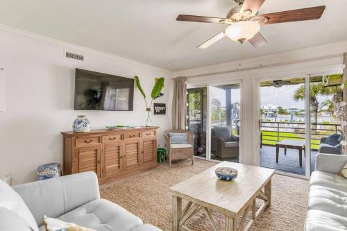 Ono Island Apartment | Renovated 2Bd-2Ba Steps from Florabama with Pool Access