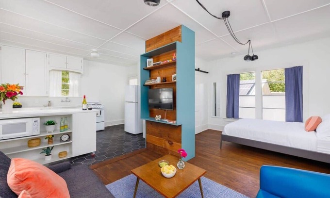 Hyde Park Apartment | Convenient Stay with Fast Wifi & Breakfast | Pastel Studio