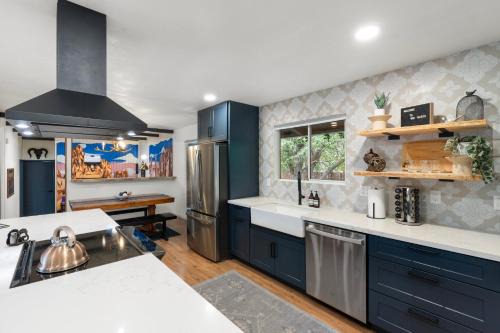Williams House | Family-Friendly Retreat Steps from GC Train Depot & Route 66