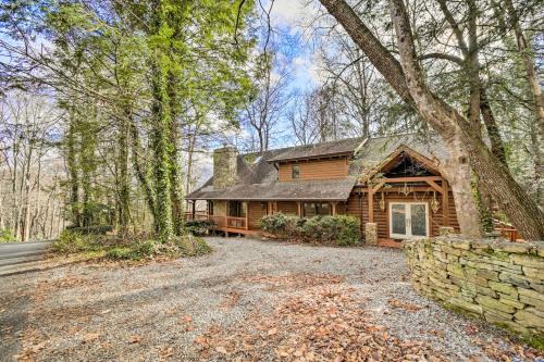Maggie Valley House | Idyllic Grand Maggie Valley Cabin Near Golfing & Hot Tub