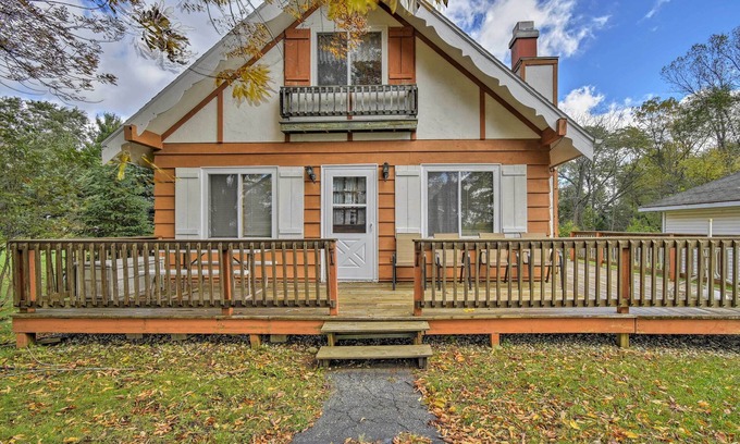 Markesan Cabin | Charming Cabin with Deck - Steps to Green Lake & Beach