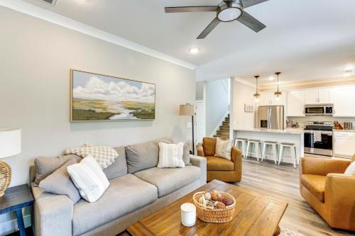Tallassee House | Walk to Lake Martin Water-View Retreat with Deck!