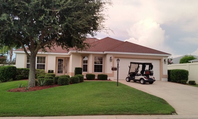Virginia Trace House | Perfect Location Near Lake Sumter Landing with Golf Cart!