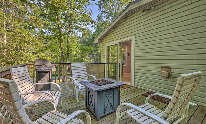 Greentown Cabin | Pet-Friendly Greentown Getaway: Steps from Lake Wallenpaupack