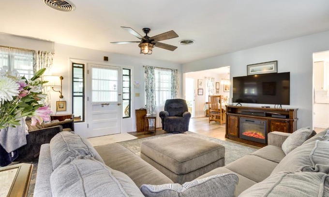 Mount Dora House | Idyllic Mount Dora Tropical Escape Near Lake Gertrude