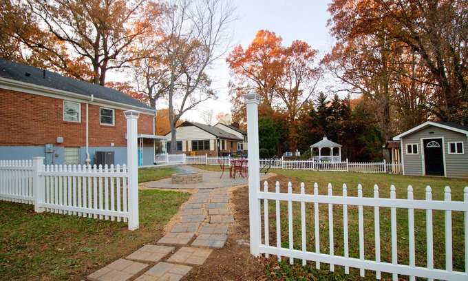 Lynchburg House | Convenient Walk to Liberty U Guest House for All the Family