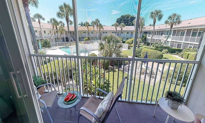 Saint Armands Key Condo | Steps from Lido Beach with Oceanfront Pool & Spa Amenities