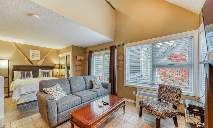 Craigleith House | Convenient Condo Near Lifts with Pool and Tennis Access