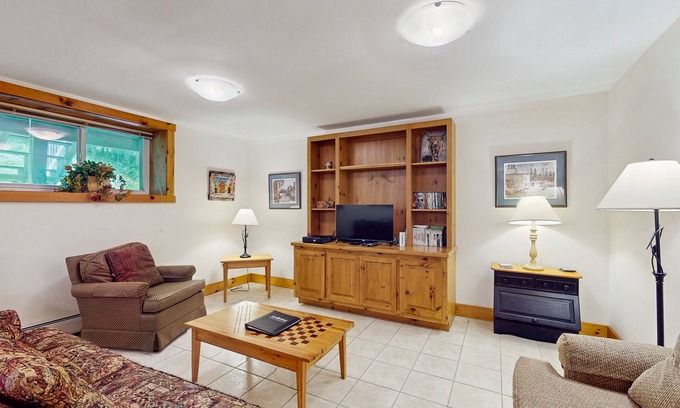 North Troy Condo | Convenient Condo Steps from Lifts, Near Water Park & Golf