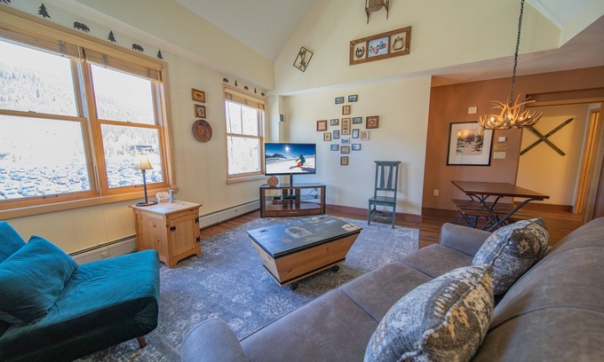 River Run Condo | Stylish Condo with Vaulted Ceilings near River Run