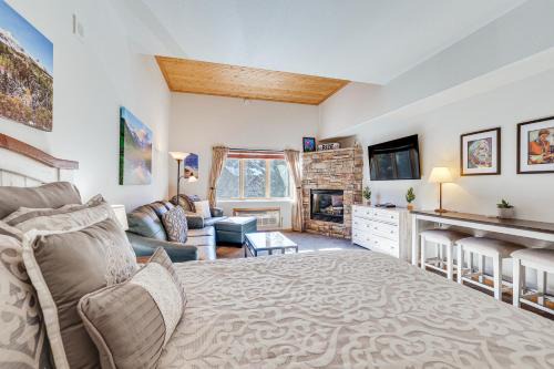 Mountain House Apartment | Cozy Keystone Studio with Hot Tub, Steps to Ski Lifts