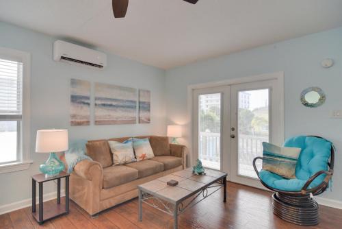 Madeira Beach Apartment | Inviting Condo Steps from Madeira Beach with Community Pool