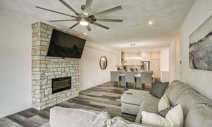 Grafton House | Walk to Mississippi River: Grafton Townhome!