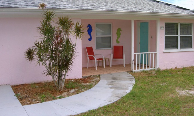 Laurel Villa | Walk to Nokomis Beach: Clean Retreat with Pool & Kitchen