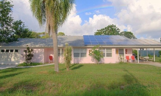 Laurel Villa | Budget-Friendly Escape Near Nokomis Beach with Ocean View