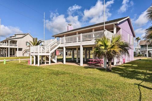 Crystal Beach House | Pet-Friendly Crystal Beach House - Steps to the Shore!