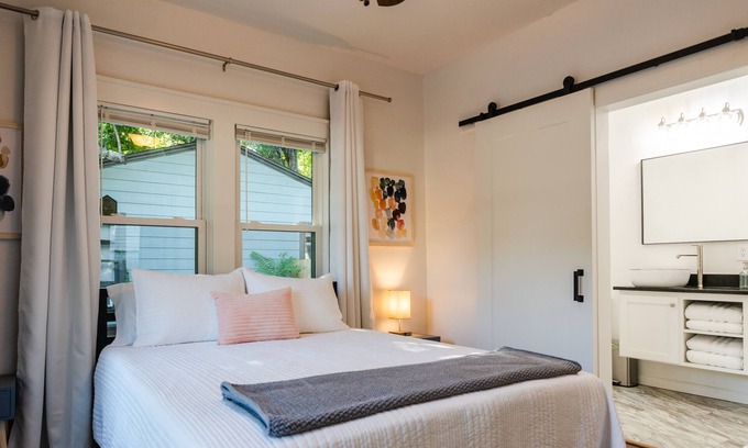 Norman House | Convenient Stay Near OU Stadium with Full Baths & Kitchen