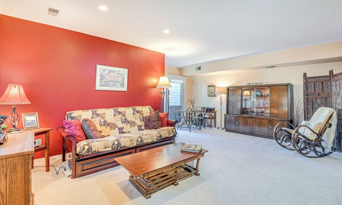 Fort Belvoir Condo | Walk to Parks & Dining: Quaint Alexandria Condo!