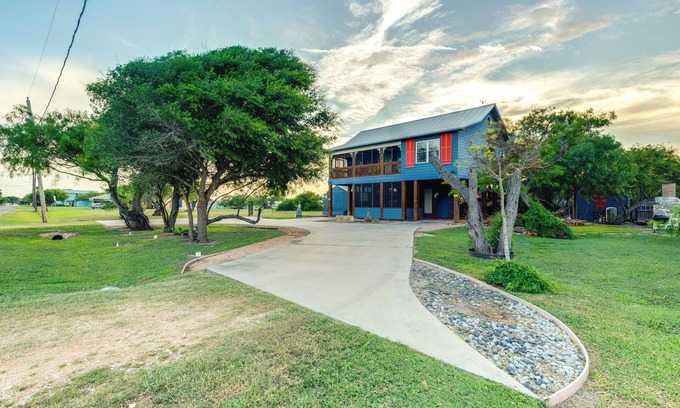 Bayside Cottage | Walk to Pier: Bayside Getaway w/Screened Balcony