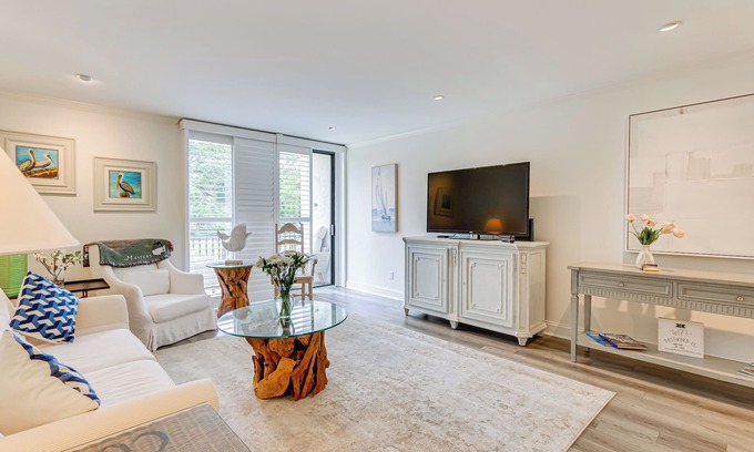 Harbour Town Condo | Premier Harbour Town Condo - Steps from Pier & Golf!
