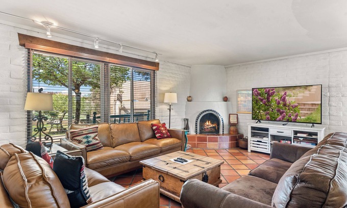 Northeast Santa Fe Hotel | Prime Location with Private Balcony and Hot Tub Access