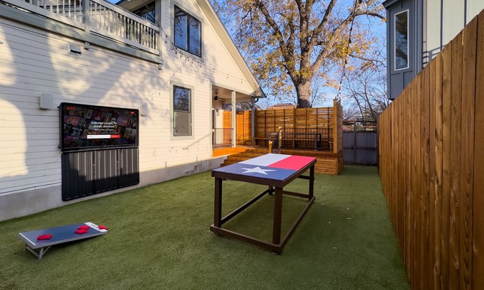 East Cesar Chavez House | Ideal Bachelor/Bachelorette House Steps from Rainey in ATX