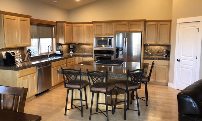 Westbrook Meadows House | Explore the Ideal Home Near Mt. Bachelor and Trails