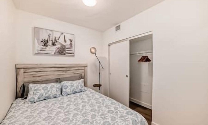 Bridgeland Apartment | Walk to Saddledome |Rooftop Patio| Cgy Tower Views