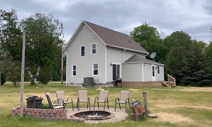 Sturgeon Bay House | Serene Retreat by Sand Bay - Pet Friendly with Spacious Rooms