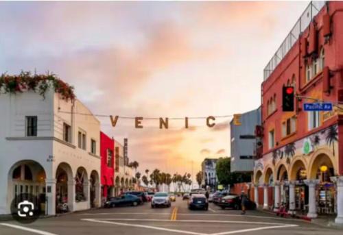 Downtown Apartment | Walk to Santa Monica Beach Pier Boardwalk Venice