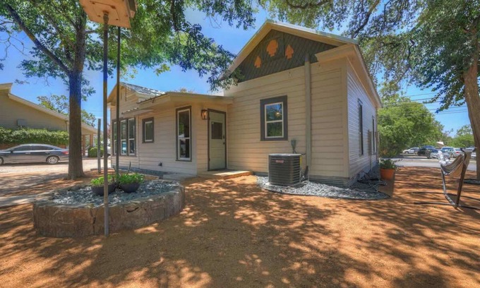 New Braunfels House | Convenient Access to Schlitterbahn with Inviting Firepit