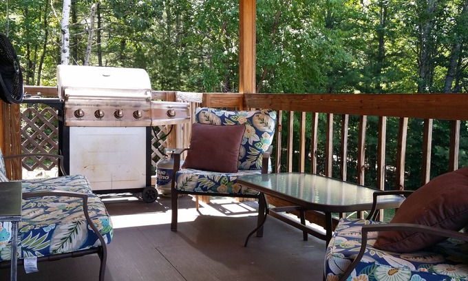 North Conway House | Convenient Stay Near Settlers Green Shopping Outlet