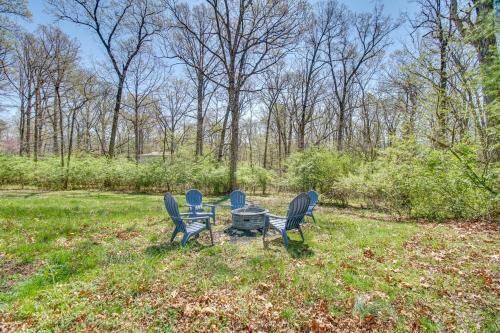 Luray House | Cozy Luray Cabin with Fire Pit & Family-Friendly Perks
