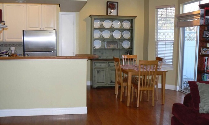 Pluckemin House | Convenient Hotel Steps from Shopping Near NYC