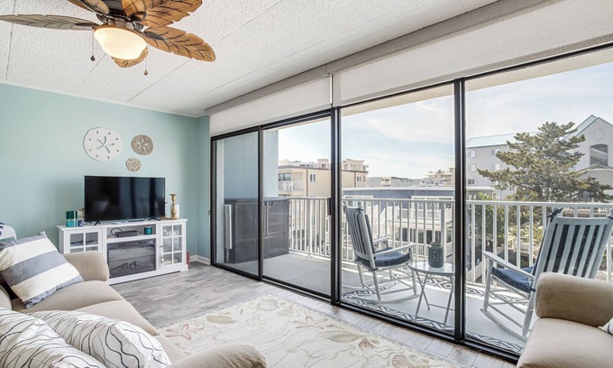 Midtown Ocean City Condo | Ocean City Condo with Balcony - Steps to the Beach!