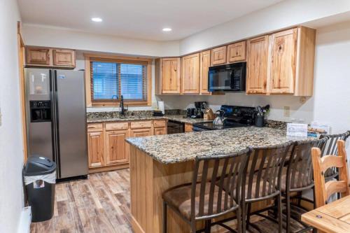 Four O'Clock House | Prime Location: Steps to Skiing, Hiking & Main Street