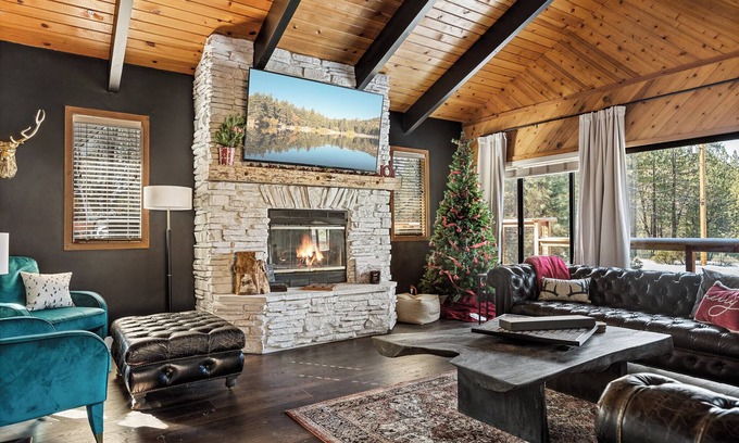 Summit Estates Cabin | Walk to Snow Summit Full Remodel + ski & board wax station 3 Bd + loft Sleeps 10