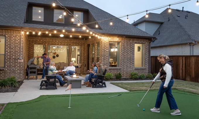 Arlington House | Premier Stay Near Stadiums with Game Room & Spa Amenities