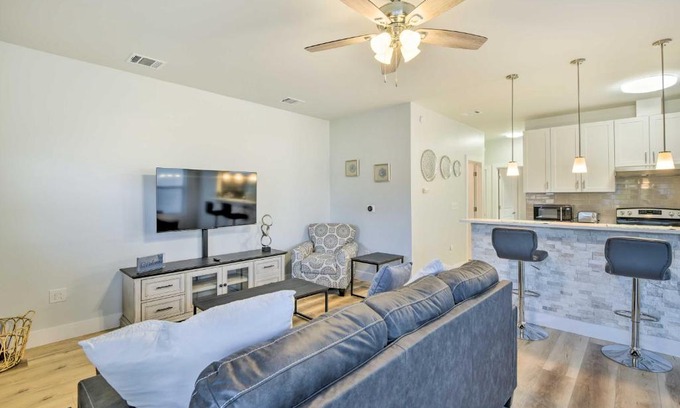 Fort Worth Apartment | Inviting Fort Worth Retreat Steps from TCU with Balcony