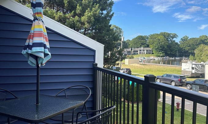 South Haven Condo | Beachside Retreat: Kid-Friendly, Close to Downtown Fun!