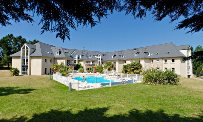 Saint-Briac-sur-Mer Condo | Walk to the Beach! Bright Saint-Briac Retreat