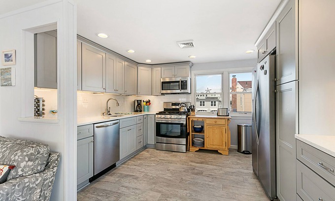 South Beach Haven House | Just Steps from the Beach: 5 Bedrooms & Two Kitchens!